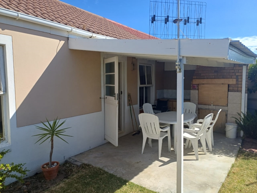 2 Bedroom Property for Sale in Gordons Bay Central Western Cape